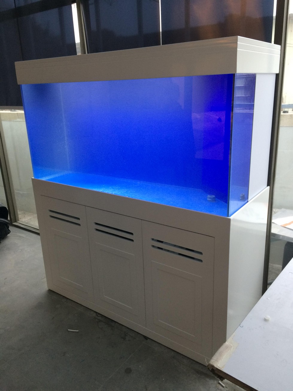 寫字樓大堂大型觀賞缸 — 落地式嵌牆式雙面珊瑚礁造景魚缸